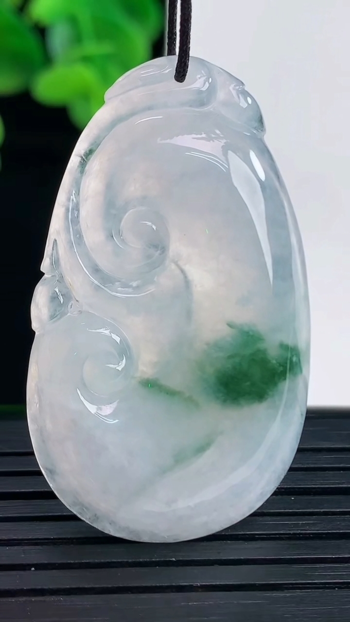 天然A货翡翠飘花如意吊坠尺寸42.5-24.9-5.3重量:10.75g
4月12日