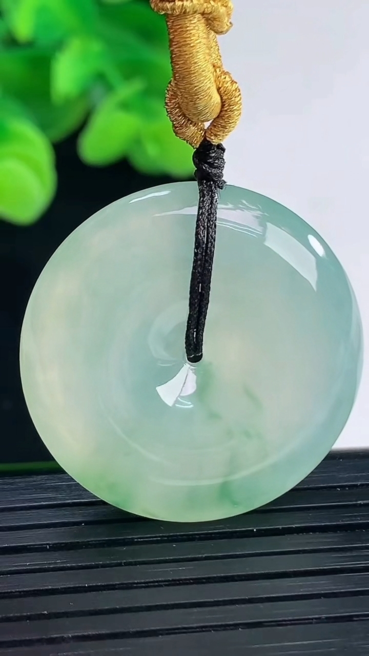 天然A货翡翠种飘花平安扣吊坠尺寸30.9-7重量:17.33g
4月12日