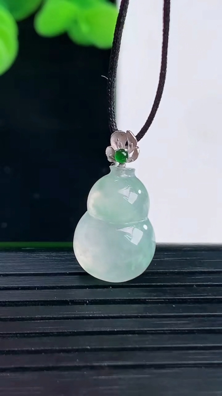 天然A货翡翠种飘花葫芦吊坠尺寸20.9-10.8-5.2重量:1.64g
4月12日