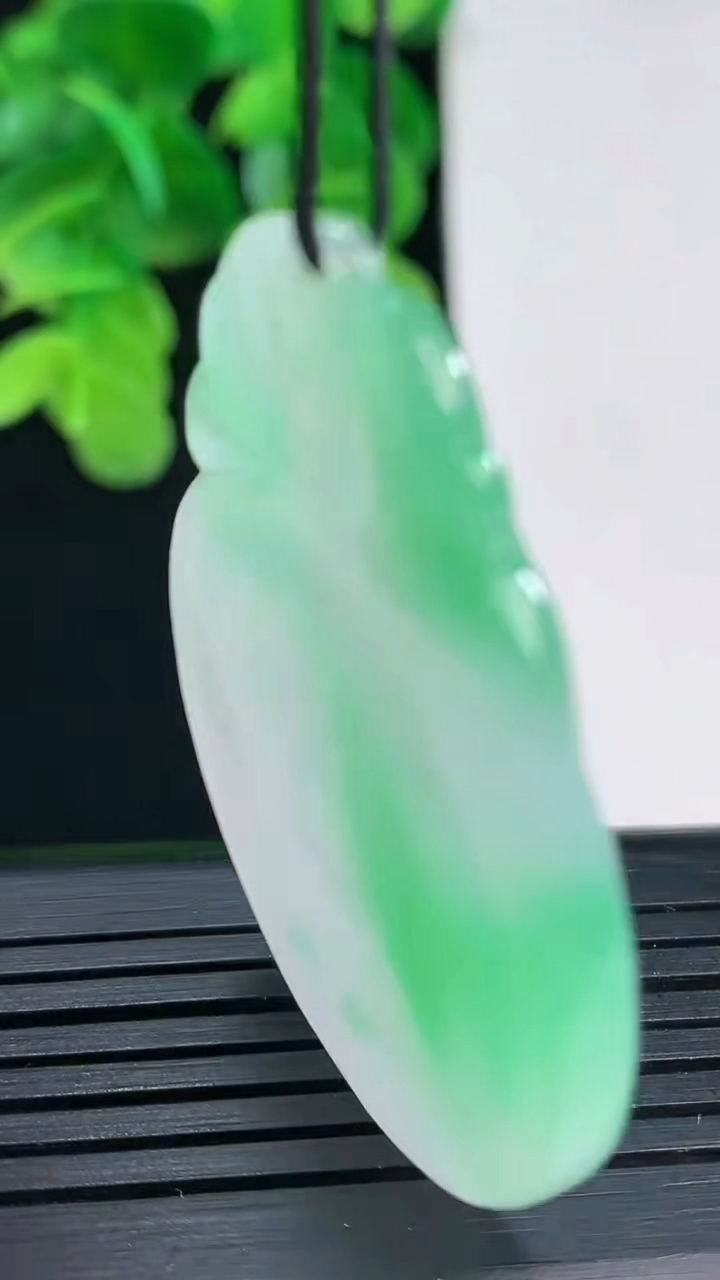 天然A货翡翠福贝吊坠尺寸44.8-34.3-4.1重量:14.22g
4月12日