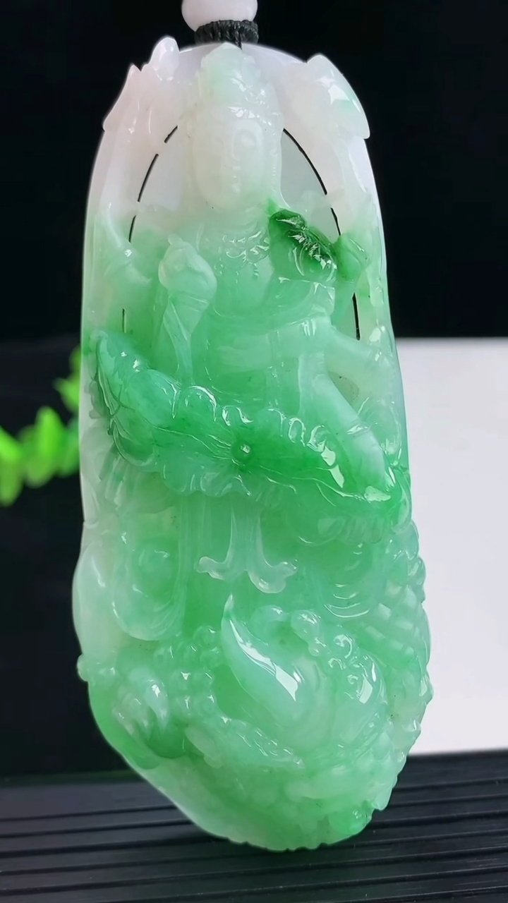 天然A货翡翠御龙千手观音吊坠尺寸88-39.8-15.5重量:84.87g
4月12日