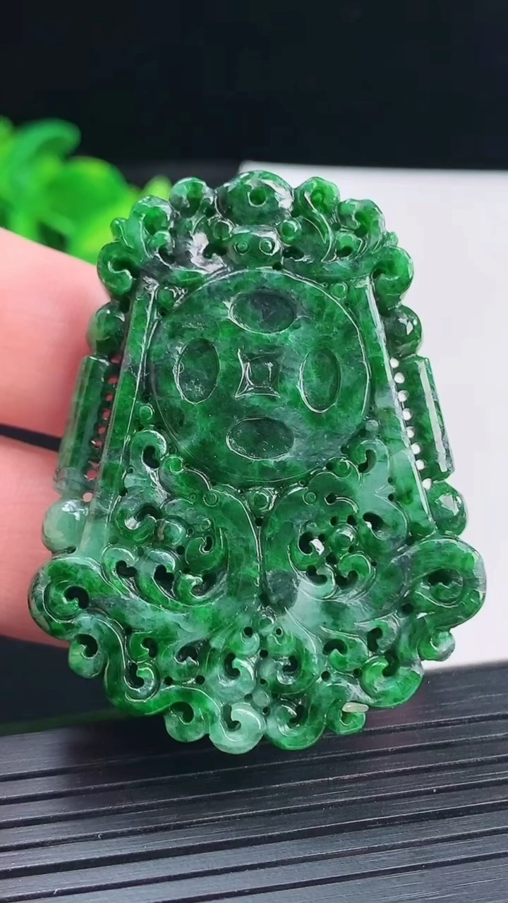 天然A货翡翠仿古龙牌吊坠，尺寸53-41-9重量:34.63g
4月12日