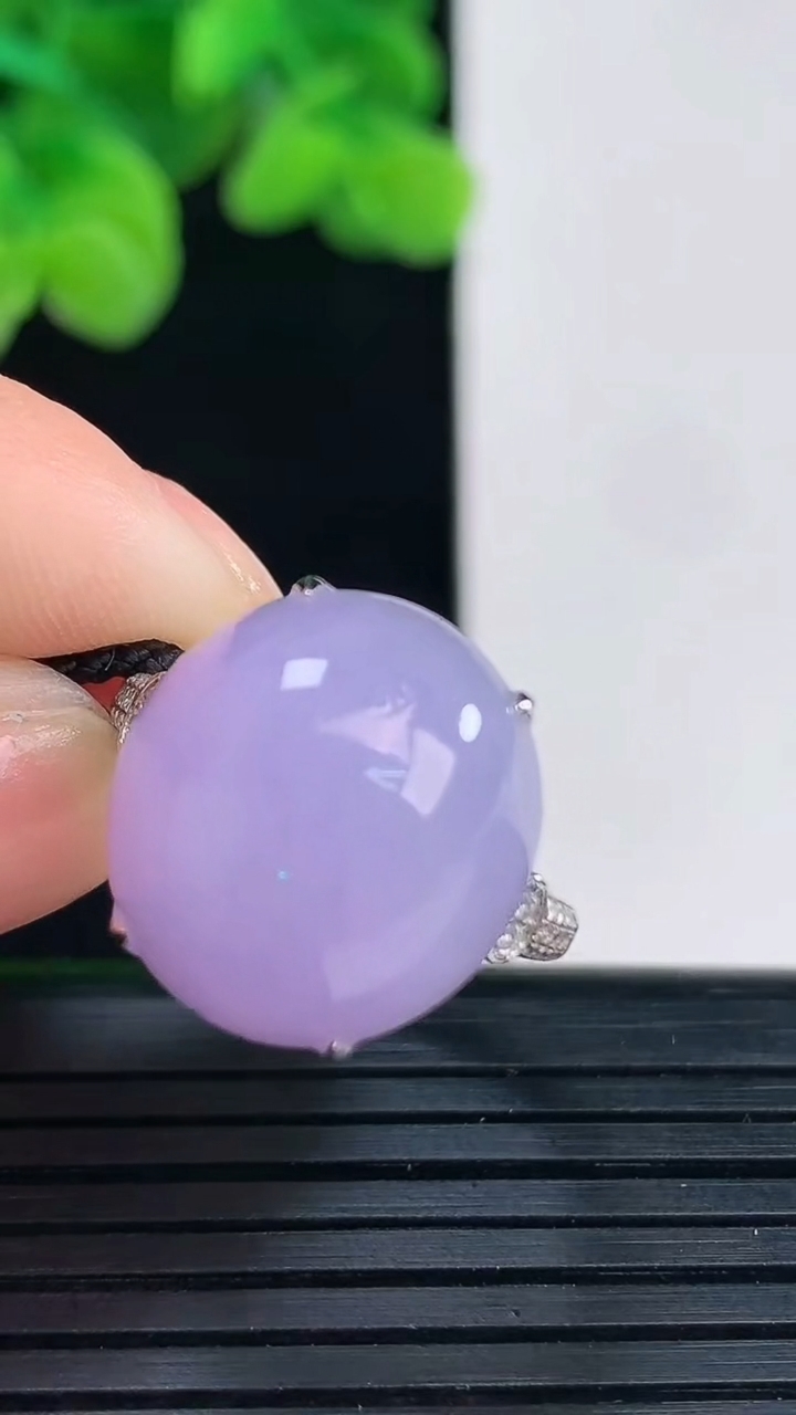 天然A货翡翠18K金紫罗兰蛋面戒指尺寸17.6-16.1-14.8重量:5.37g2026年4月12日
工厂直销收藏佳品,种好水足，色泽均匀，有种有色，上手高大气！