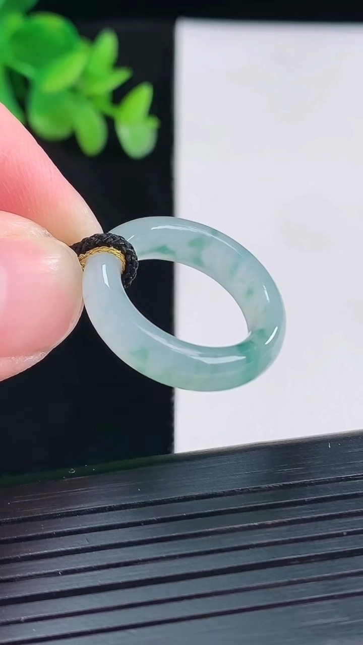 天然A货翡翠飘花素面玉指环 戒指，尺寸16.6-6-4重量:4.08g2026年4月12日
工厂直销收藏佳品,种好水足，色泽均匀，有种有色，上手高大气！