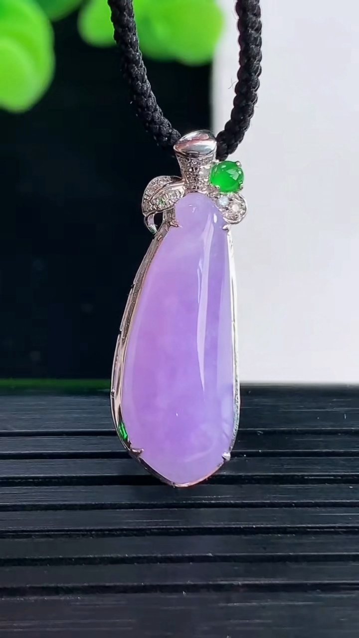 天然A货翡翠18K金紫罗兰福瓜吊坠尺寸27.8-9.6-7.2重量:2.09g
4月12日