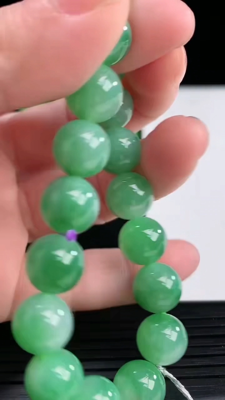 天然A货翡翠圆珠手串尺寸10-19颗重量:34.14g4月12日
工厂直销收藏佳品,种好水足，色泽均匀，有种有色，上手高大气！