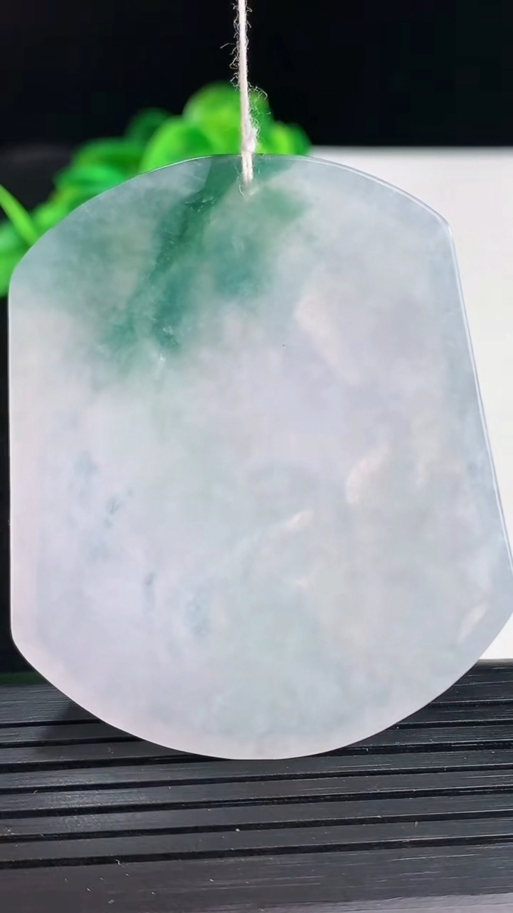 天然A货翡翠飘花生肖马吊坠尺寸557-46.1-5.4重量:31.79g
4月12日