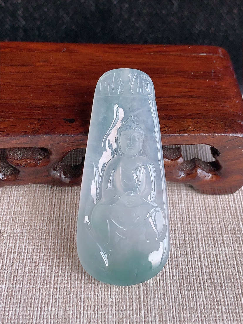 天然A货翡翠飘花阿弥陀佛吊坠 
尺寸54-23.2-5mm 重量12.90g 0411