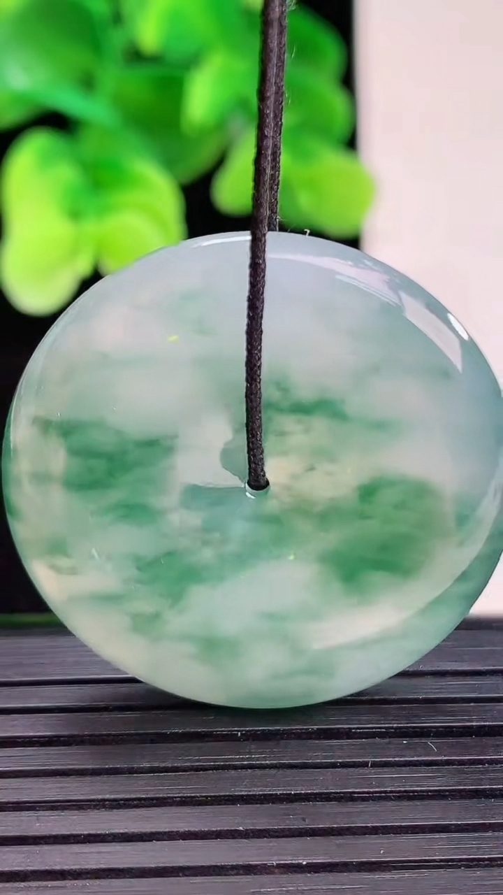 天然A货翡翠种飘花平安扣吊坠尺寸33.8-5.7重量:14.33g
4月12日