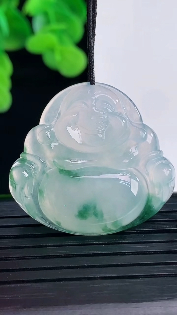 天然A货翡翠冰种飘花佛公吊坠尺寸29.6-32.1-5.8重量:9.35g
4月12日