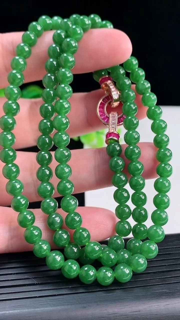 天然A货翡翠圆珠项链，尺寸6-116颗 重量:42.50g
4月12日