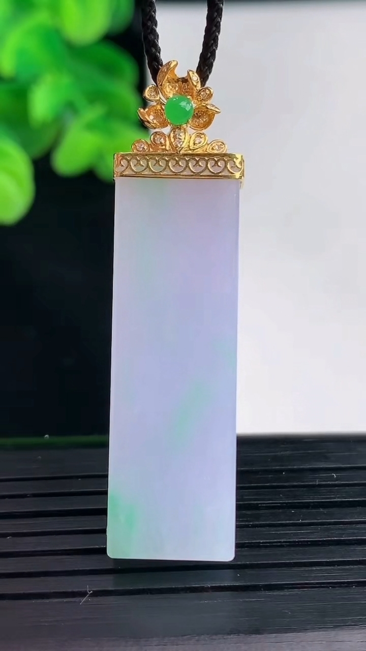 天然A货翡翠18K金春带彩紫罗兰无事牌吊坠尺寸47.6-12.2-6.3重量:10.90g
4月12日