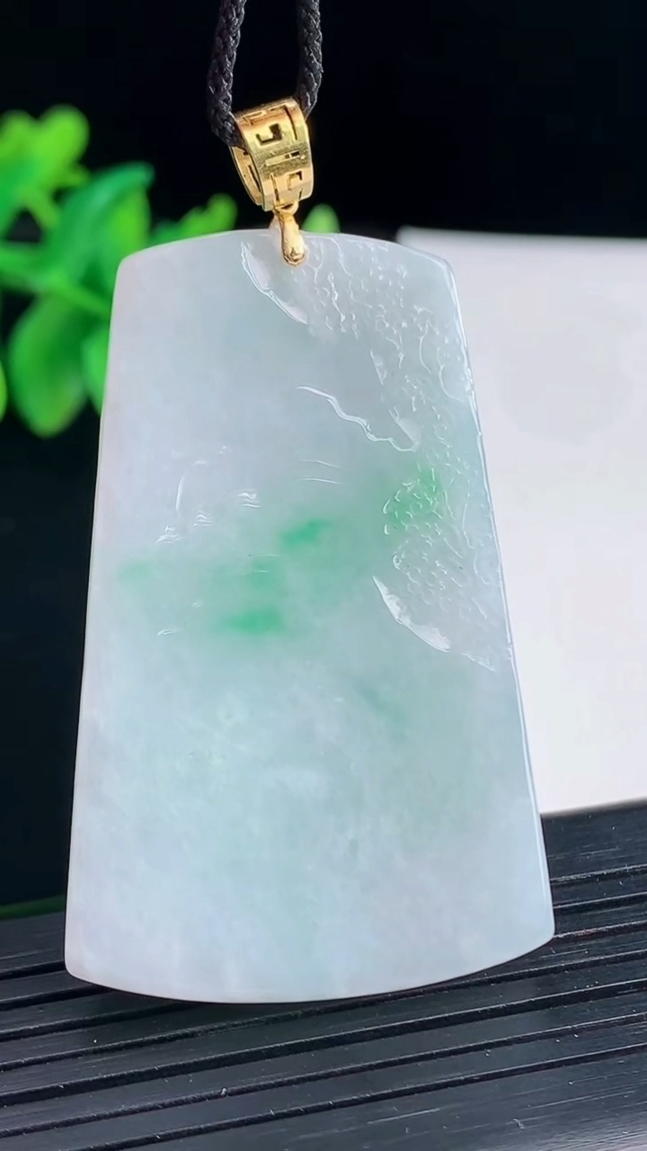 天然A货翡翠山水牌吊坠，尺寸50.5-32-6.5重量:24.25g
4月12日