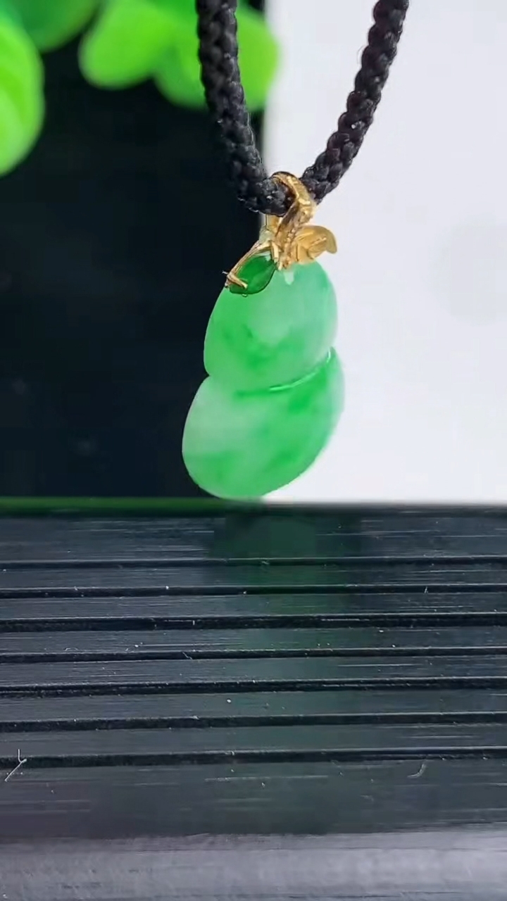天然A货翡翠葫芦吊坠尺寸24.7-11.1-3.8重量:1.77g
4月12日