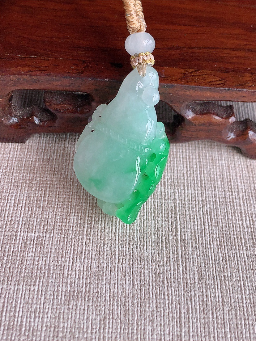 天然A货翡翠飘绿葫芦吊坠 
尺寸35-21.4-12.3mm 重量14.55g 0411