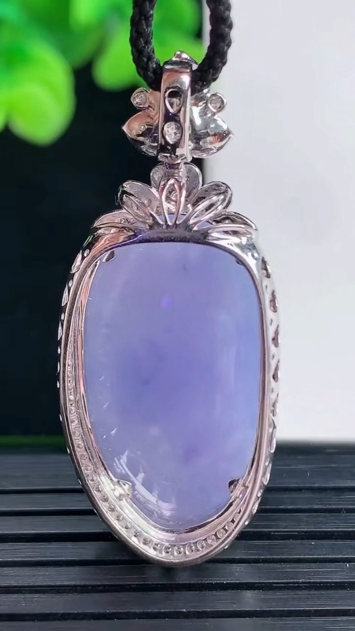 天然A货翡翠18K金紫罗兰福瓜吊坠尺寸41.5-18.3-13.1裸石27.8-14.8重量:9.46g
4月12日