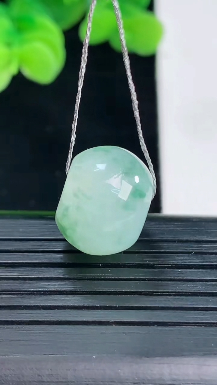 天然A货翡翠飘花路路通吊坠尺寸15.7-11.9重量:5.83g
4月12日