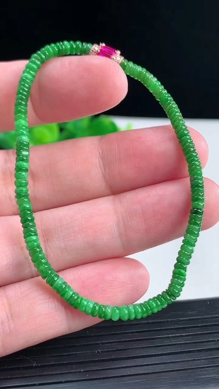 天然A货翡翠算盘珠手串 尺寸3.5重量:4.91g4月12日
工厂直销收藏佳品,种好水足，色泽均匀，有种有色，上手高大气！