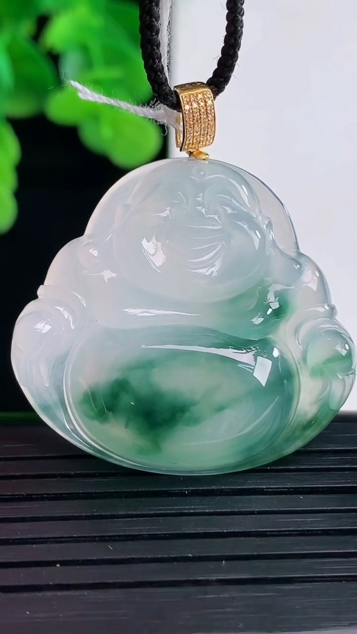 天然A货翡翠种飘花佛公吊坠尺寸32.1-34.8-5.8重量:10.79g
4月12日