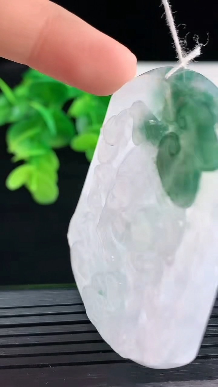 天然A货翡翠飘花生肖马吊坠尺寸557-46.1-5.4重量:31.79g
4月12日