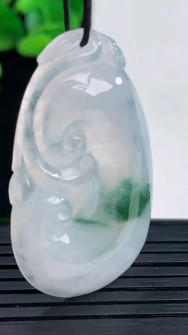 天然A货翡翠飘花如意吊坠尺寸42.5-24.9-5.3重量:10.75g
4月12日