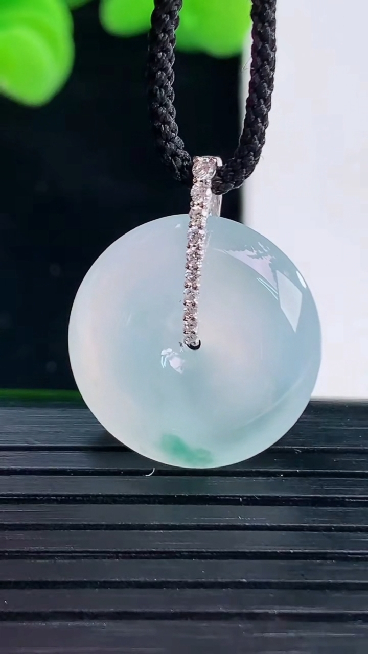 天然A货翡翠种飘花平安扣吊坠尺寸19.1-5.3重量:4.17g
4月12日