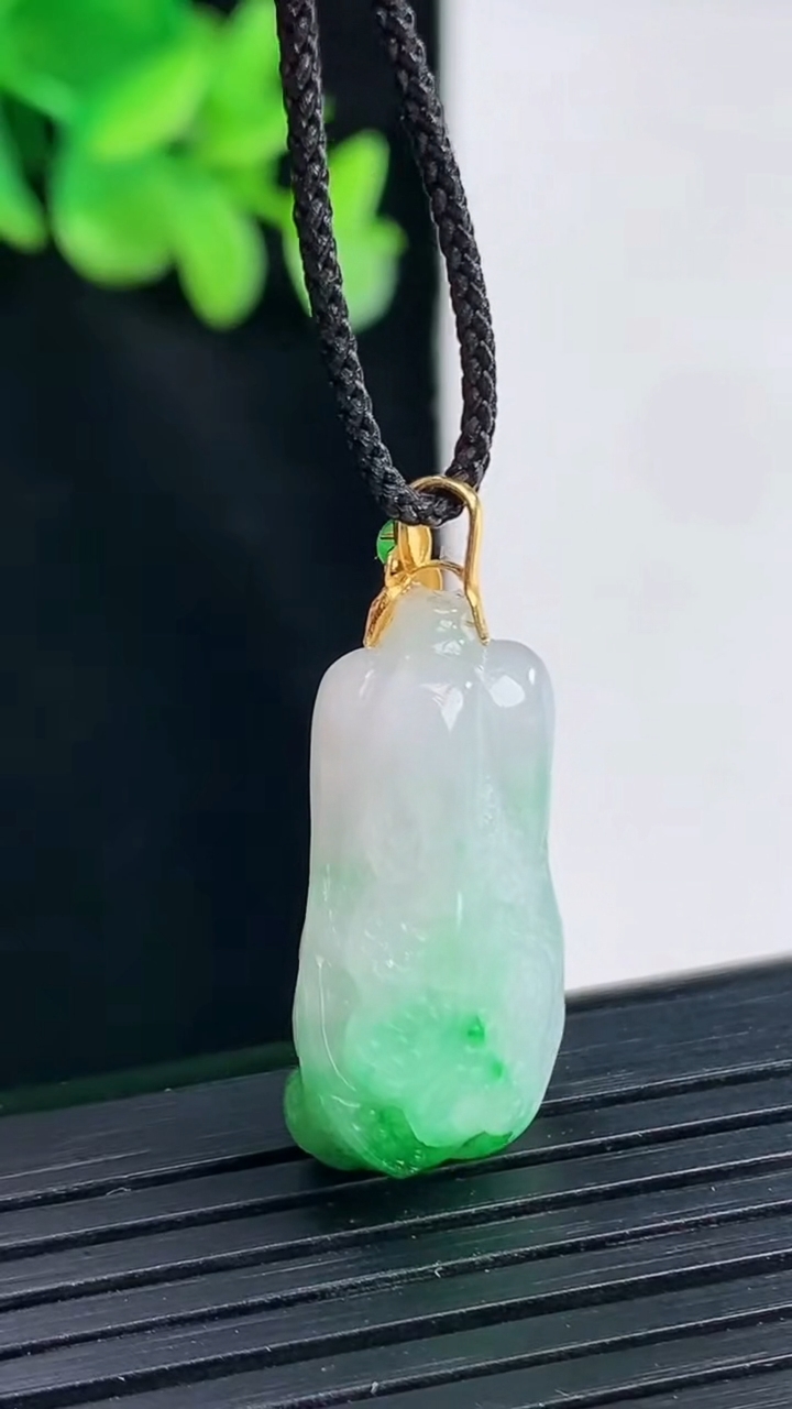 天然A货翡翠白菜吊坠，尺寸24.5-15-11重量:6.69g
4月12日