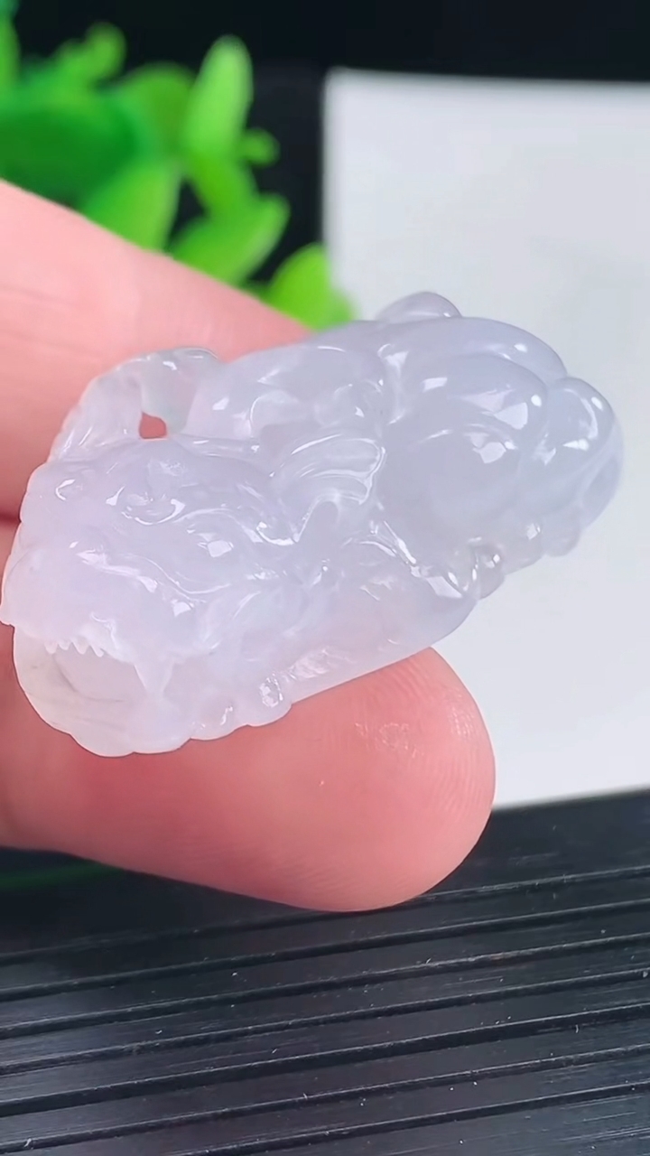 天然A货翡翠貔貅吊坠，尺寸37-19-12.2重量:16.90g
4月12日