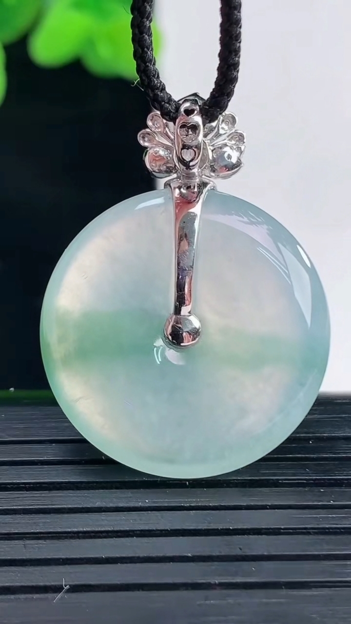 天然A货翡翠种飘花平安扣吊坠尺寸32.3-24.5-4.7重量:6.99g
4月12日