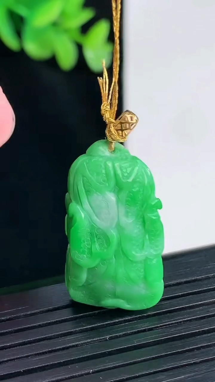 天然A货翡翠白菜吊坠，尺寸26.5-15-9.5重量:7.83g
4月12日