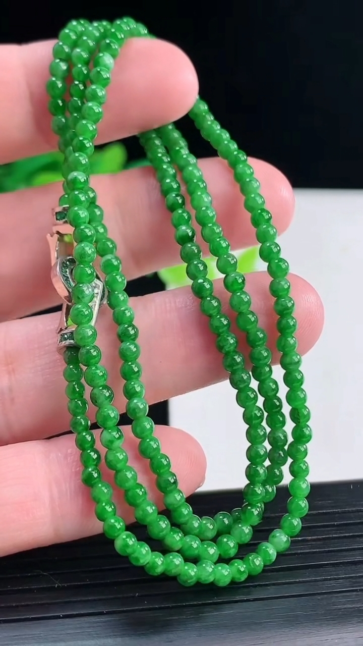天然A货翡翠圆珠项链，尺寸3.2重量:11.21g4月12日
工厂直销收藏佳品,种好水足，色泽均匀，有种有色，上手高大气！