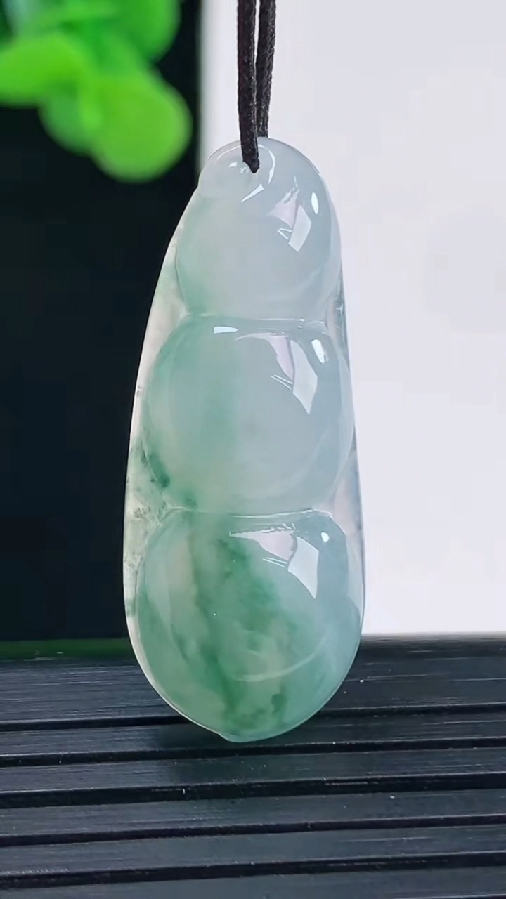 天然A货翡翠飘花福豆吊坠尺寸33.8-13.5-5.4重量:4.45g
4月12日