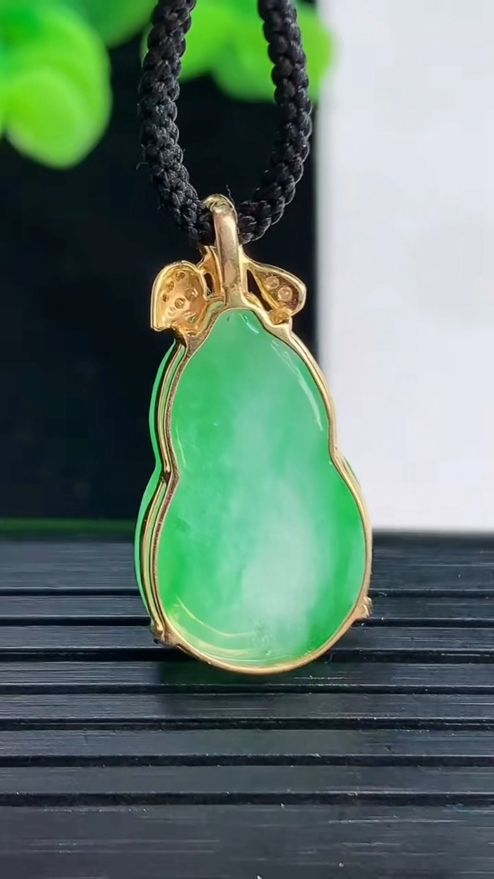 天然A货翡翠葫芦吊坠尺寸27.7-14-6.5重量:3.62g
4月12日