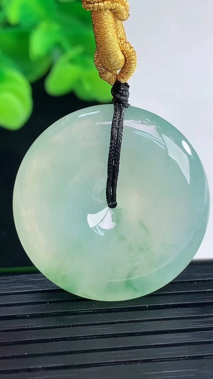 天然A货翡翠种飘花平安扣吊坠尺寸30.9-7重量:17.33g
4月12日