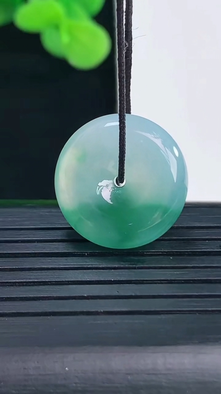 天然A货翡翠飘花平安扣吊坠尺寸17.8-5.3重量:4.00g
4月12日