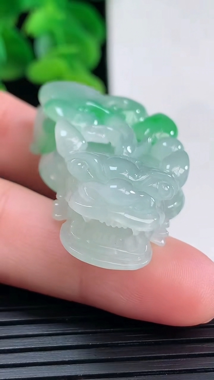 天然A货翡翠貔貅吊坠尺寸44.8-22.4-12.4重量:22.81g
4月12日