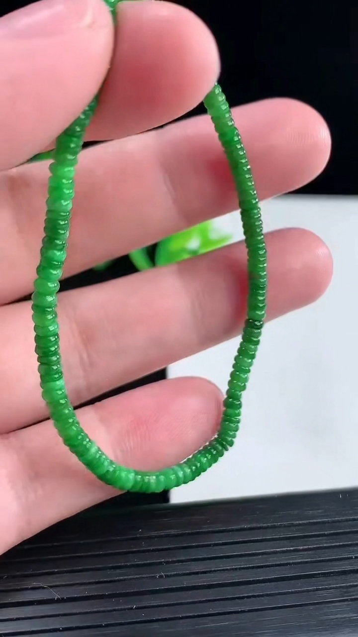 天然A货翡翠算盘珠手串 尺寸3.5重量:4.91g4月12日
工厂直销收藏佳品,种好水足，色泽均匀，有种有色，上手高大气！