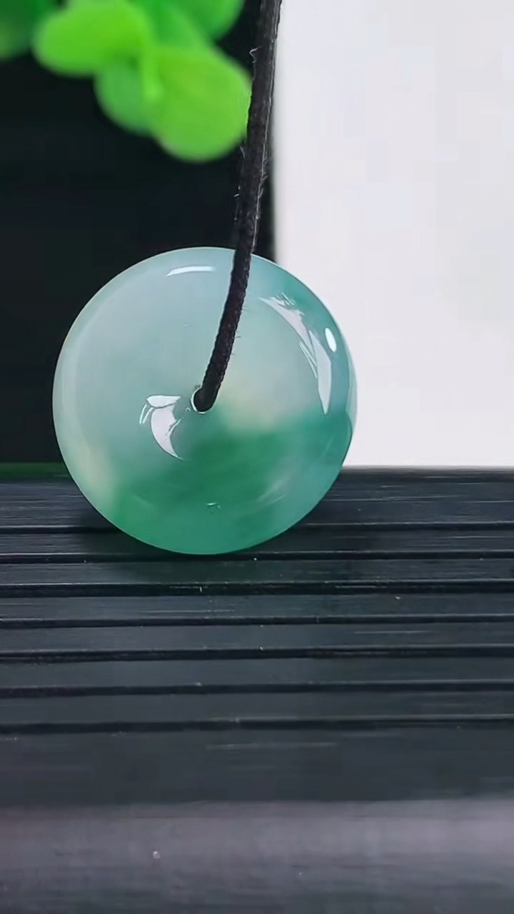 天然A货翡翠飘花平安扣吊坠尺寸17.8-5.3重量:4.00g
4月12日