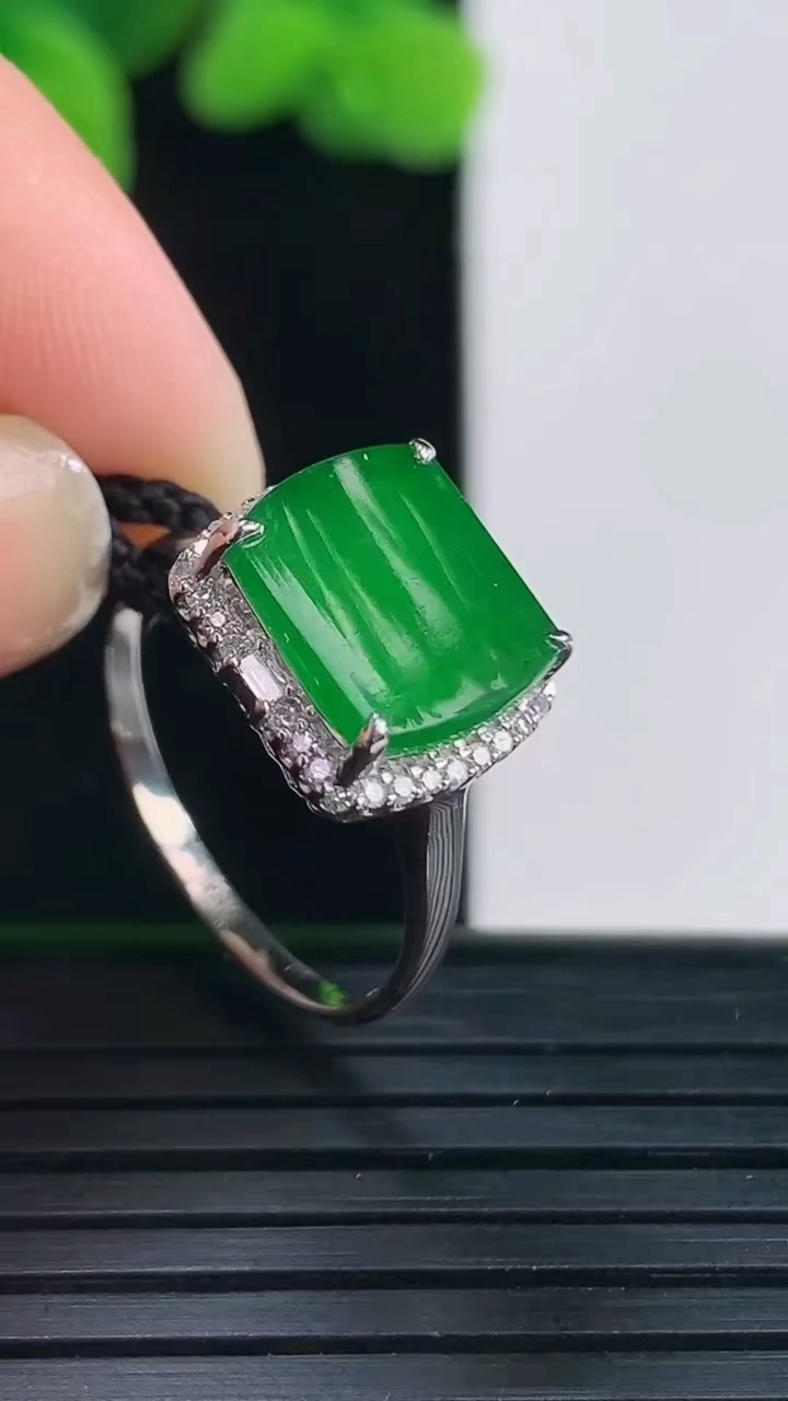 天然A货翡翠马鞍戒指尺寸17.4-8.2-9.5重量:2.38g2026年4月12日
工厂直销收藏佳品,种好水足，色泽均匀，有种有色，上手高大气！