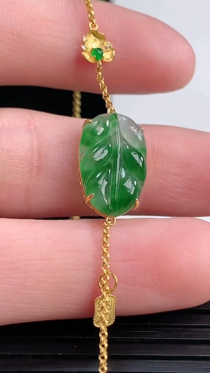 天然A货翡翠金枝玉叶 叶子手链尺寸16.2-9.5-3.8重量:1.62g
4月12日