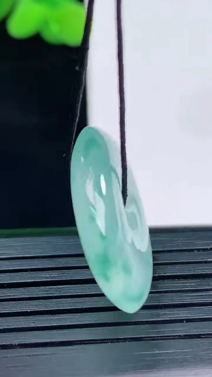 天然A货翡翠冰种飘花平安扣吊坠尺寸24.4-5.6重量:7.01g
4月12日