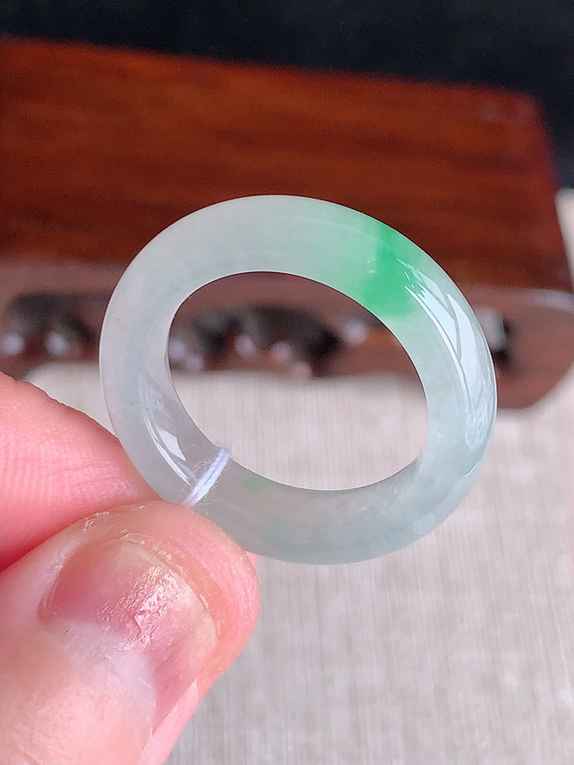 天然A货翡翠飘绿素面戒指 
尺寸18.4-6-4.2mm 重量5.00g 0411