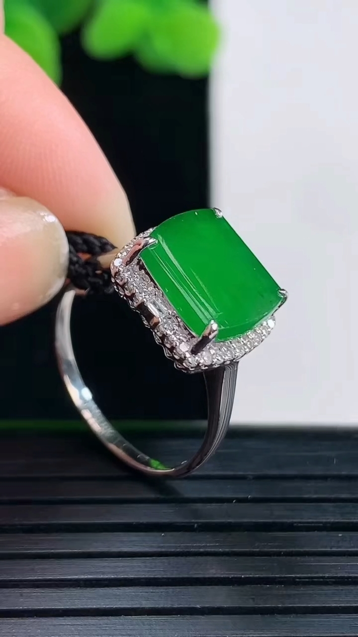 天然A货翡翠马鞍戒指尺寸17.4-8.2-9.5重量:2.38g2026年4月12日
工厂直销收藏佳
