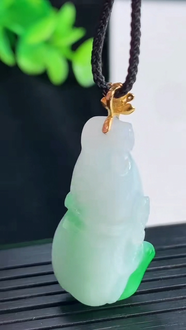 天然A货翡翠葫芦吊坠，尺寸32.6-15-12重量:11.11g
4月12日