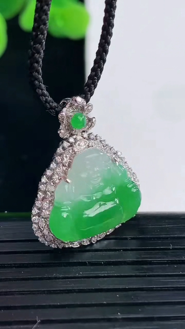 天然A货翡翠佛公吊坠尺寸24.3-20-7.8裸石13.6-16.4重量:3.60g
4月12日