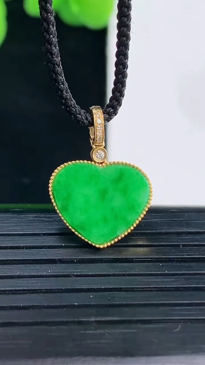 天然A货翡翠爱心吊坠尺寸11.9-13.9-2重量:1.33g
4月12日
