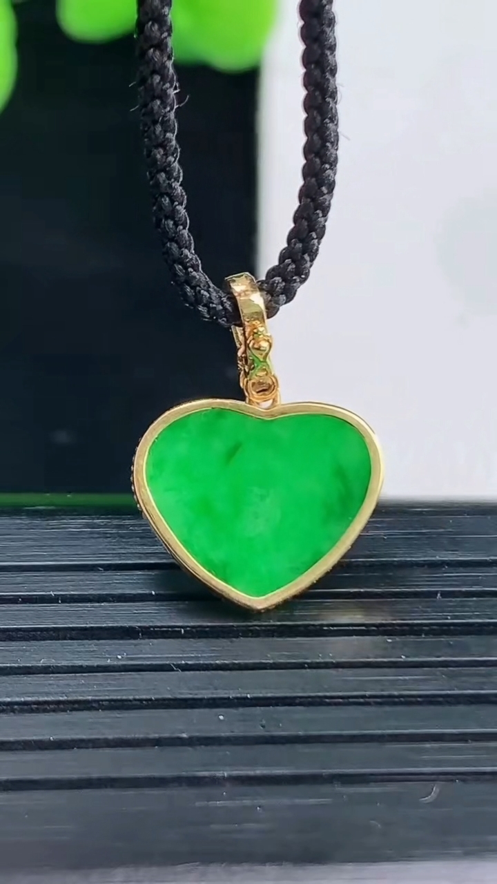 天然A货翡翠爱心吊坠尺寸11.9-13.9-2重量:1.33g
4月12日