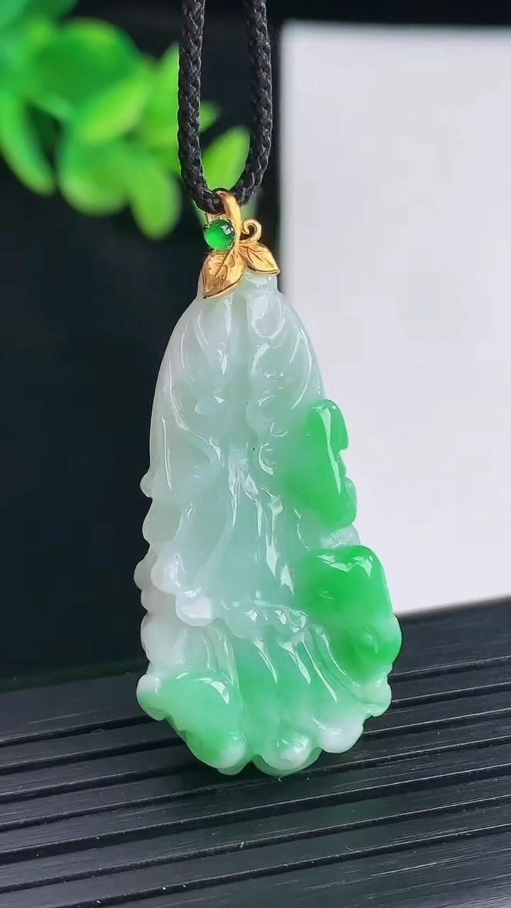 天然A货翡翠白菜吊坠，尺寸37-17-9重量:8.87g
4月12日