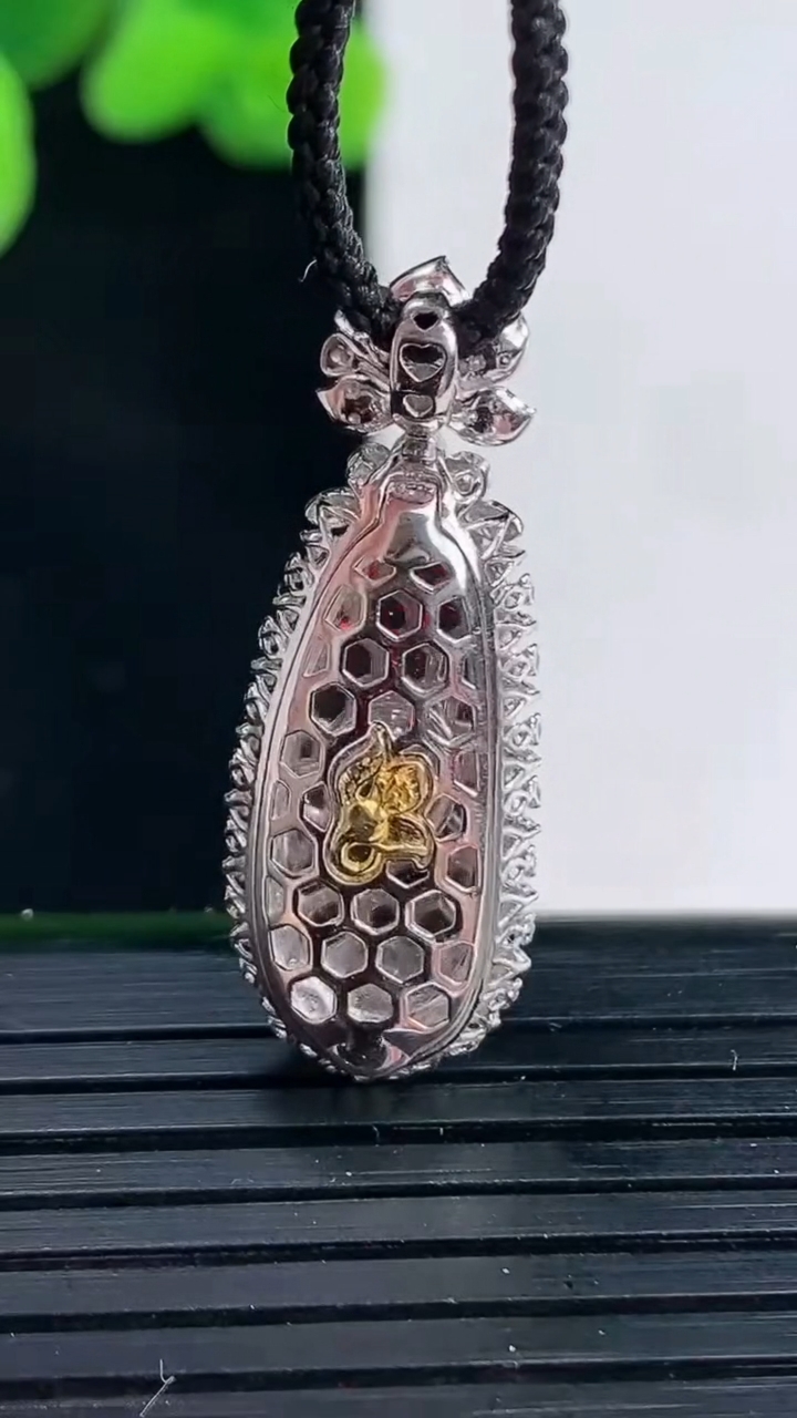 天然A货翡翠福豆吊坠尺寸29.7-11.7-8.6裸石18.5-7.8重量:3.30g
4月12日