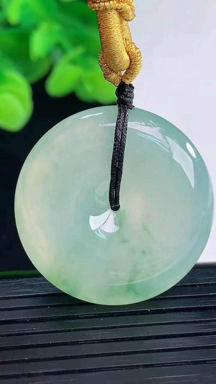 天然A货翡翠种飘花平安扣吊坠尺寸30.9-7重量:17.33g
4月12日